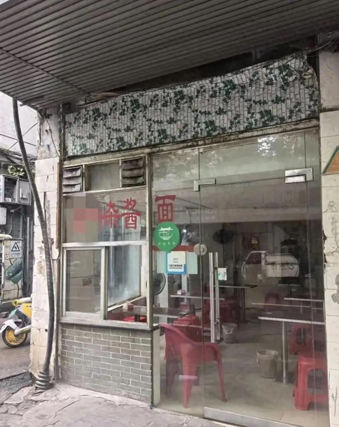 “太没格局了！”1月6日，江西南昌，一女子去面馆吃饭，怕衣服沾到油渍，就抽了两张