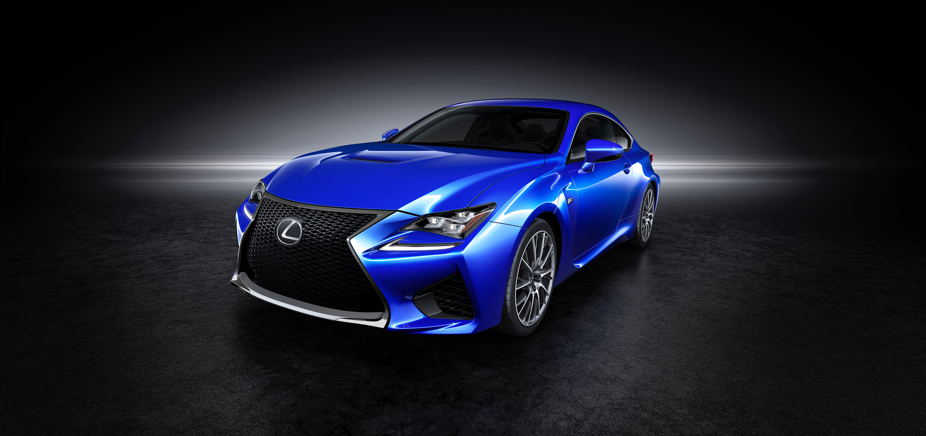 2014年，雷克萨斯发布了一台高性能中型轿跑车，命名RC F。其搭载一台5.0升