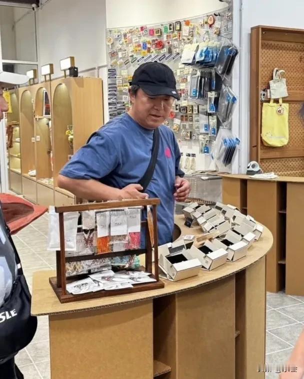 52岁黄渤在马来西亚被偶遇，一身休闲装低调逛街，一个人拖行李箱，没带助理全靠亲力