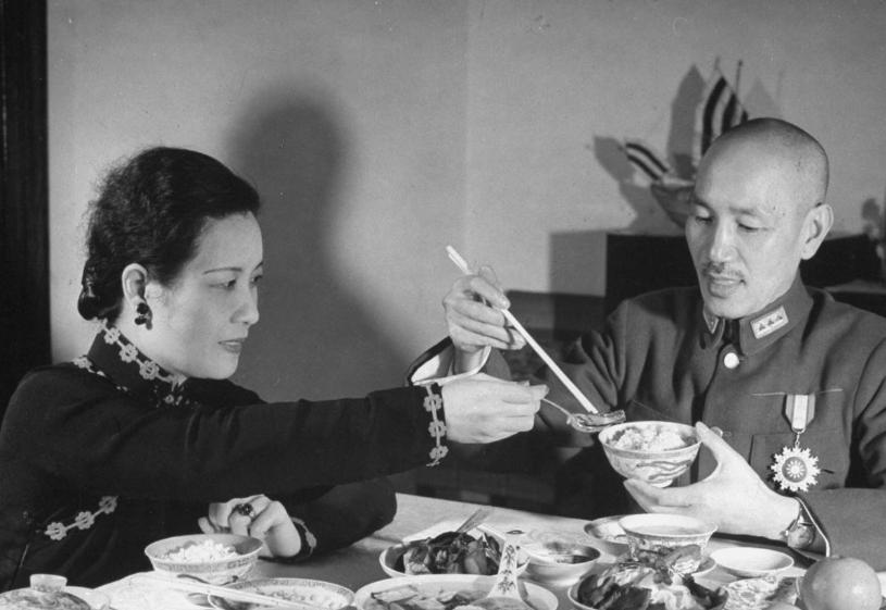 1894年，浙江奉化溪口，剡溪边上的蒋家盐铺里，一个新生命来到了人间。孩子取名瑞