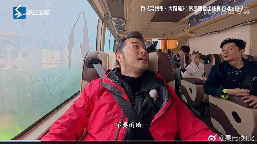 什么时候晕倒了，不是每开几十分钟就下来打卡一次吗？两个组比赛，不都正常的录制拍照