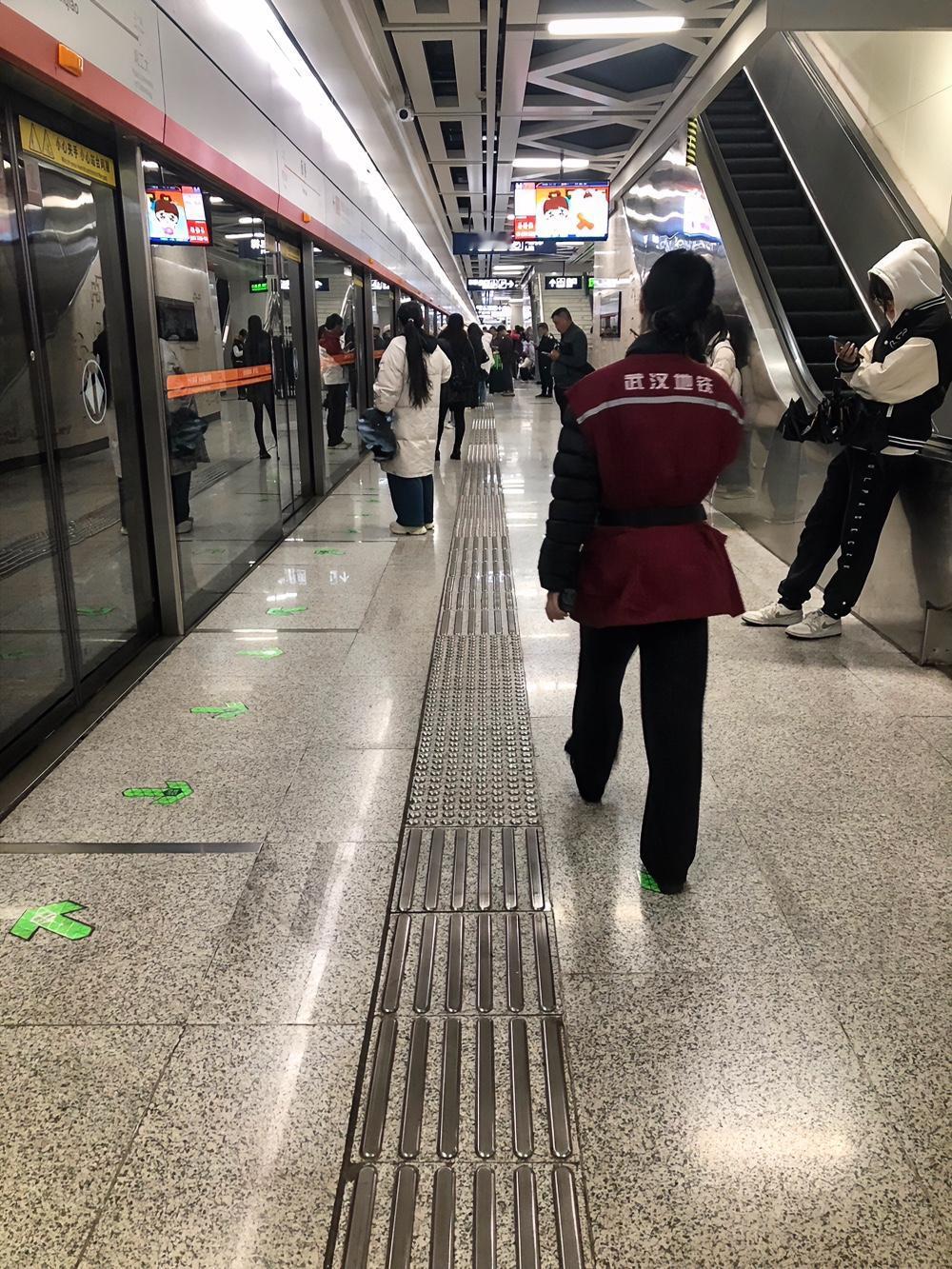 今天这上班日，挤地铁给我整懵了——本以为起早点能松快儿点，结果一进武汉地铁这站台