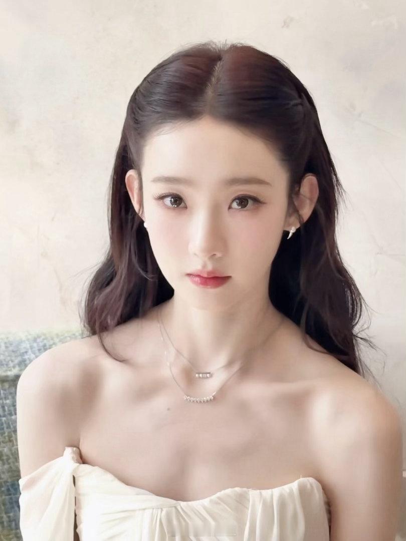 张艺凡 