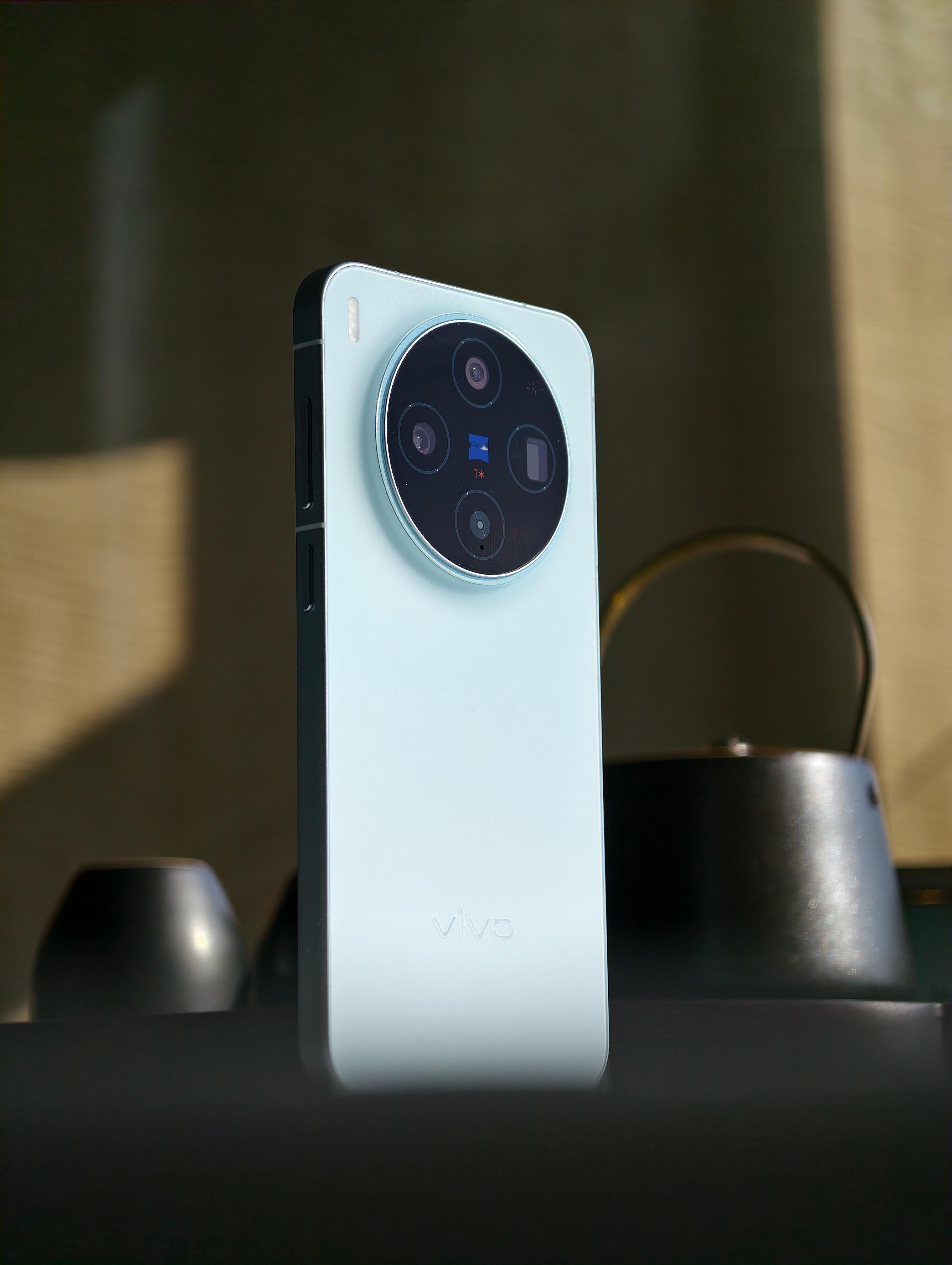 最近把vivo X300当做主力机使用，小巧机身携带也方便，手感很不错，最关键是