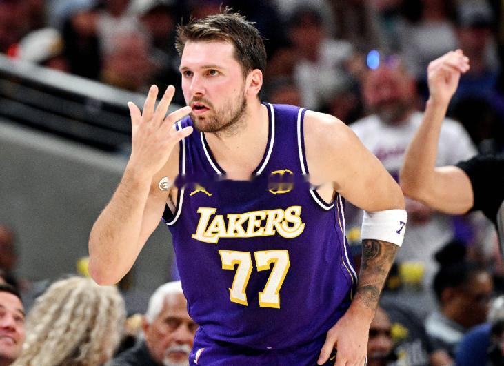 近日前NBA球星乔·约翰逊和主持人名嘴香农·夏普及查德·约翰逊参加了《Night