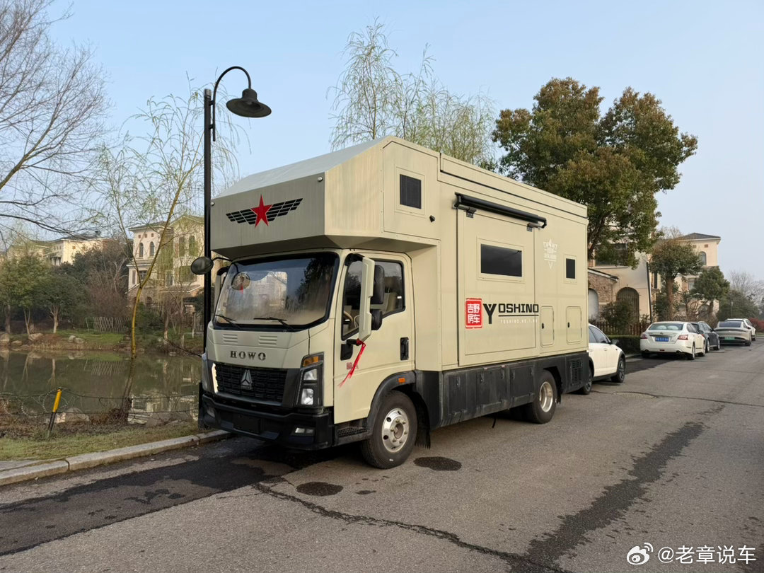 邻居买的大房车，真是羡慕这些每天可以到处玩的，走哪停哪，走哪住哪。 