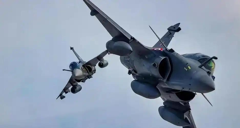 2025年印巴空战，歼10C在200公里外猎杀了阵风，很多人只知道这场冲突中巴铁