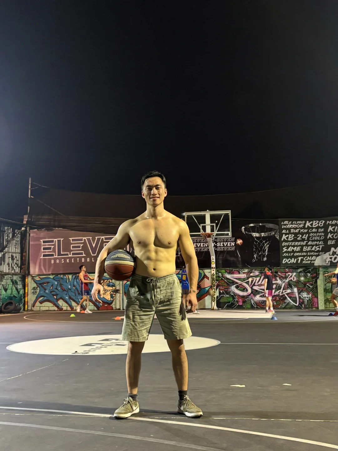 胡志明市篮球场的夜晚🌃