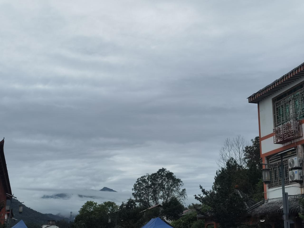 从小就在想，有个落脚的，山青水秀的地方。
到了现在，应该算是有了吧。
不必看人脸