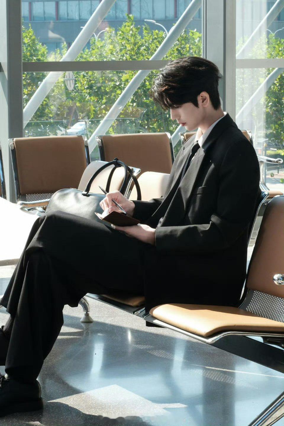 张凌赫兰蔻短片花絮照，真帅气 男霸总啊！ 