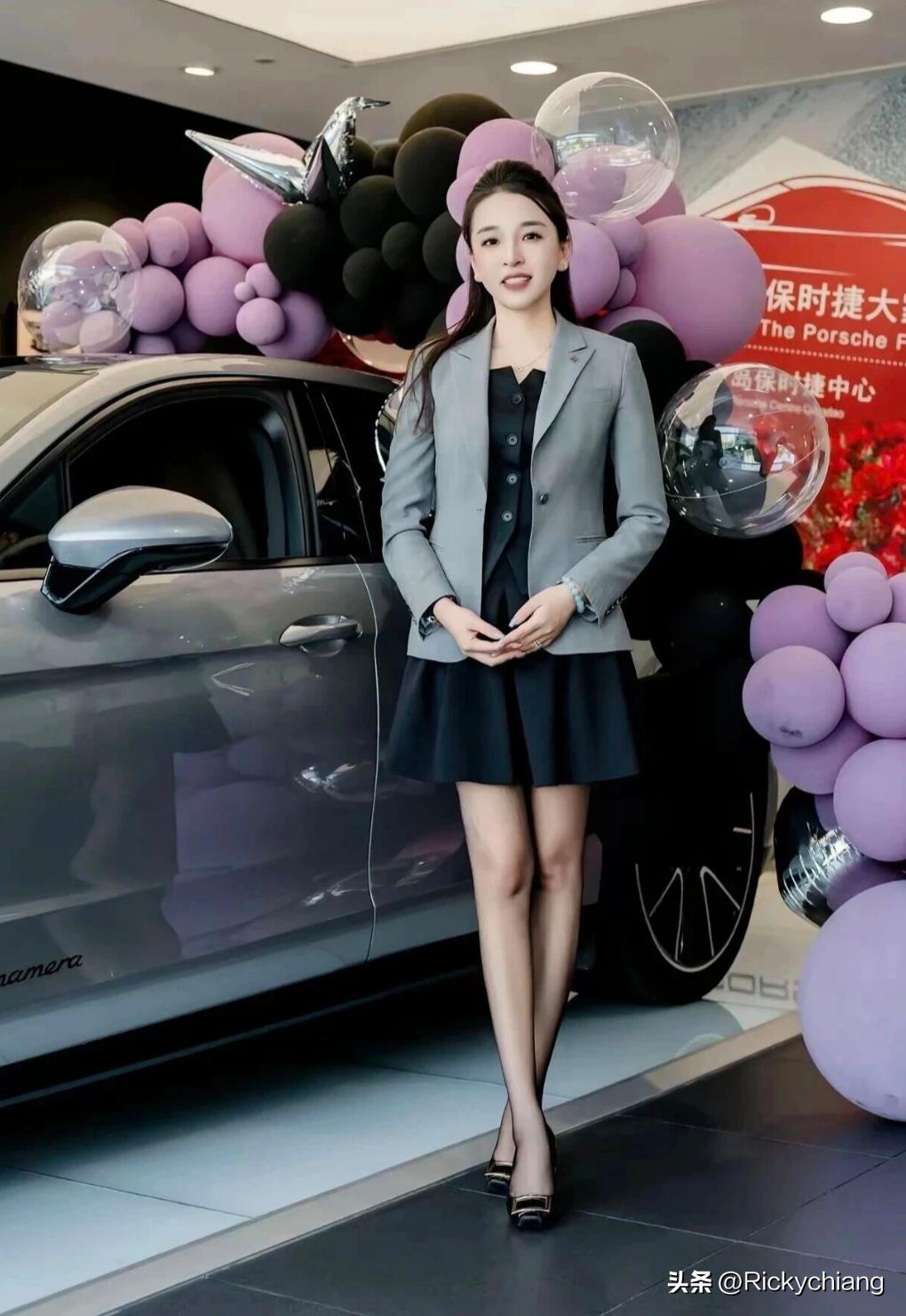 全球第一！青岛保时捷中心牟倩文确认！
保时捷4S店展厅内，一位身着白色修身翻领衬