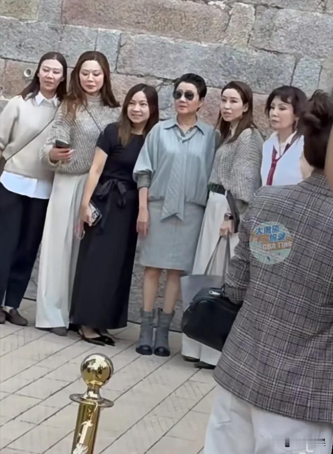 果然是豪门太太，梁安琪走到哪都是c位。
66岁的四太梁安琪，现身某知名服装品牌的