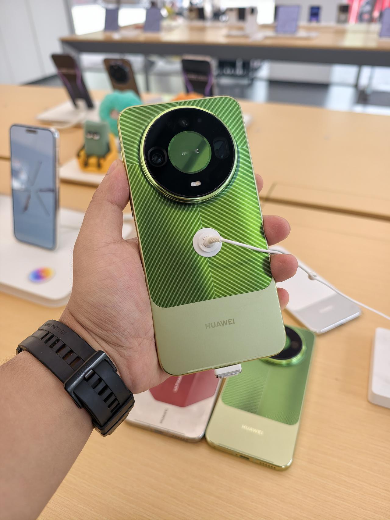 华为Mate90系列到店实拍，外观还是不错的。

这次主要体验了华为Mate90