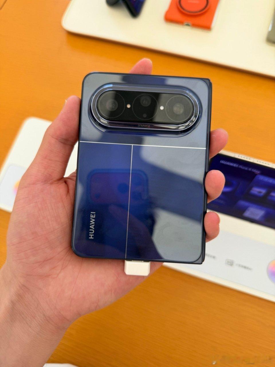 今天现场体验了一下华为这款折叠屏，外观我很喜欢，但是感觉内屏质感很一般影像对比之