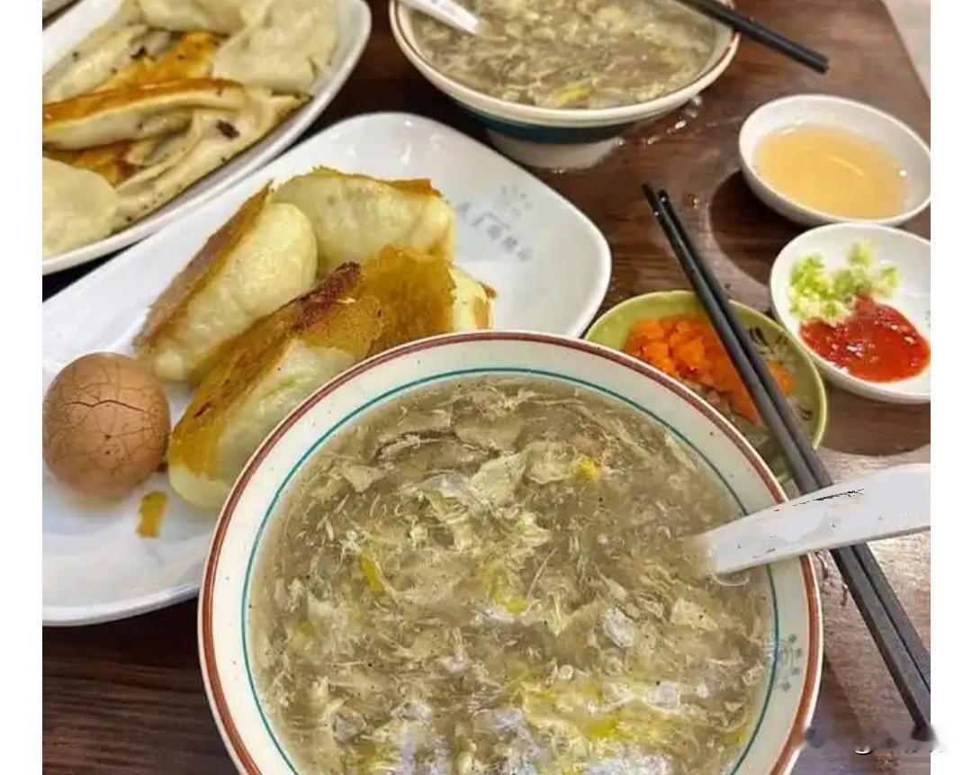 出门在外，最想吃的不是地锅鸡、把子肉，而是徐州辣汤、包子。
在外地特别是南方，早