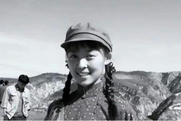 1969年，知青张梅香被公社副主任黄书良叫到办公室。从身后抱住了张梅香，嘴里念叨