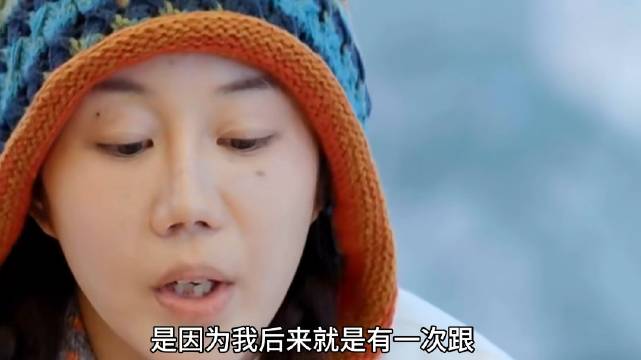 不明白她为什么每次回答问题都要去看旁边的马天宇和张萌？明明是张老师在问她，说话还有点避重就轻，前后矛