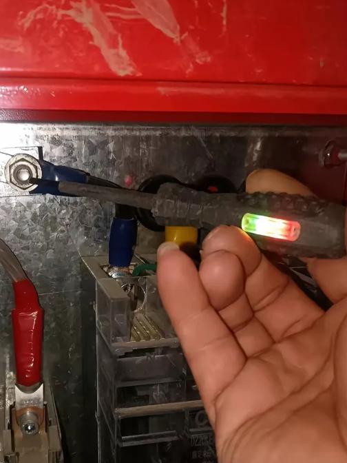 新型验电笔好还是老型氖泡验电笔好呢？

有电友新买了一支新型验电笔，为了测试一下