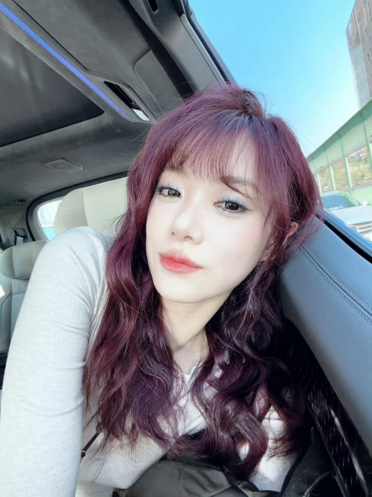 又是羡慕Rookie的一天，Rookie女友小钰晒照：新妆容大尝试，蓝色的千禧小