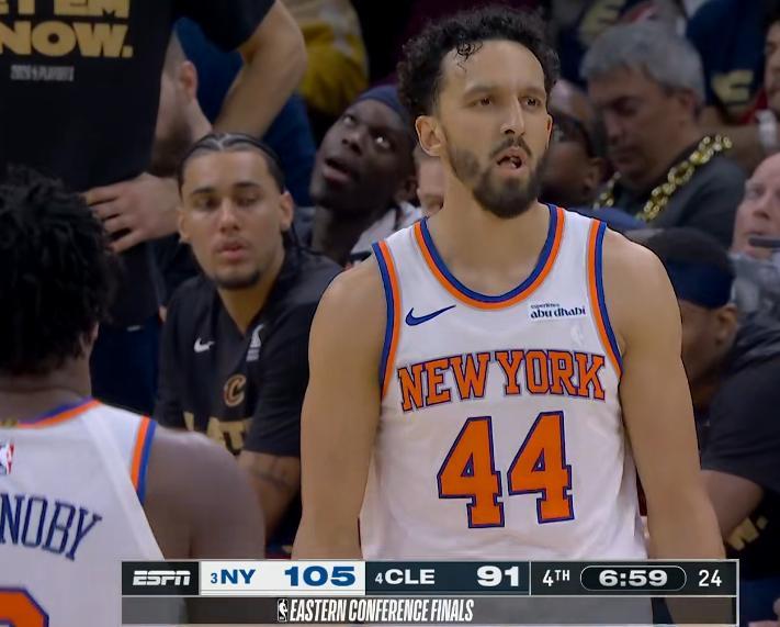 沙美特连续命中三个三分，要送走骑士了。NBA