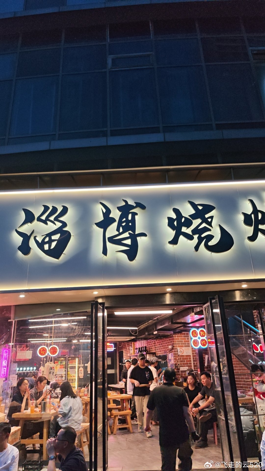 恭喜我吧，我要到了跟小酸奶的合照。追星成功了 ​​​