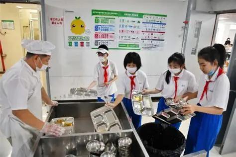 重庆一小学收45元“洗碗费”还说是自愿？
不交就让娃端盘子回家洗！
学校这账算得