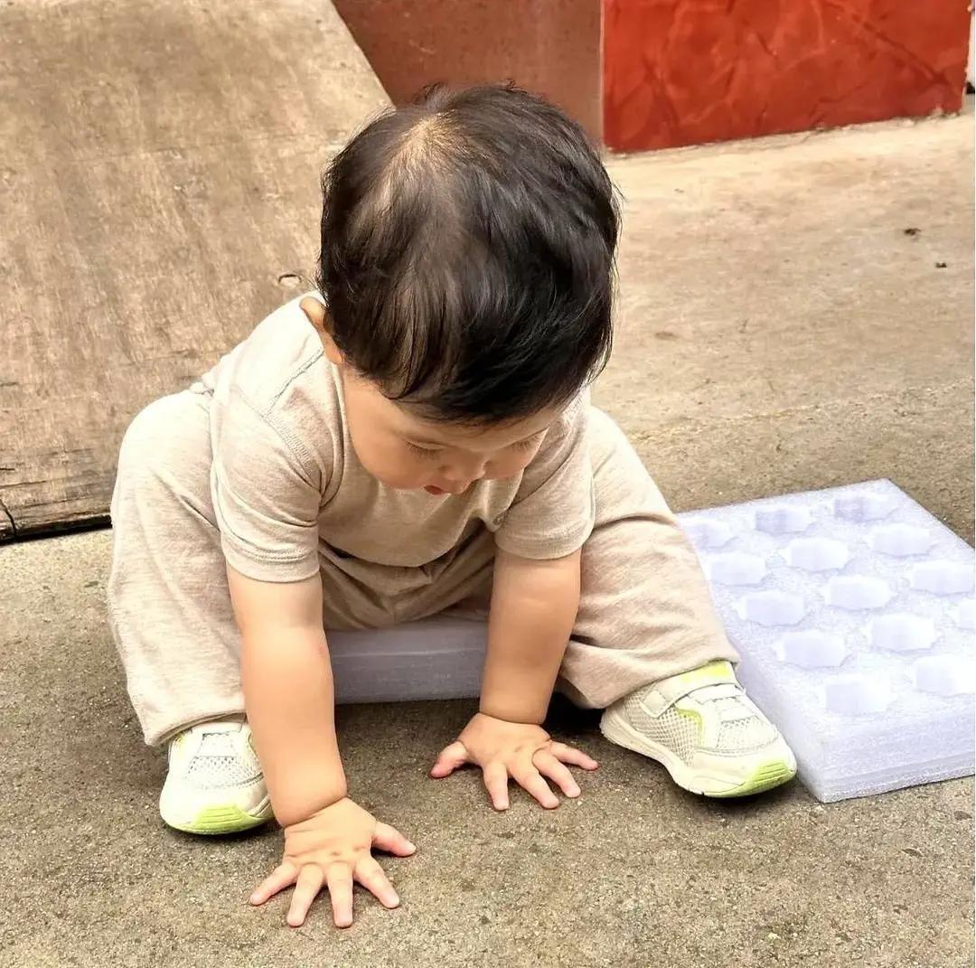 急诊室大厅里人声嘈杂，一个年轻妈妈抱着烧得像火炉的孩子，红着眼独自一人在走廊里熬