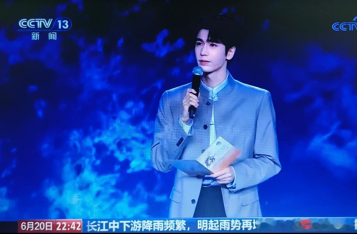 张凌赫登上CCTV13新闻周刊根正苗红的张凌赫未来可期！作为本周唯一演艺代表登上