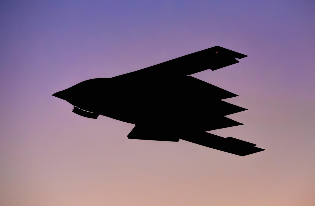 霞光下的B-2 ​​​