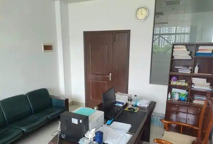 老李在单位干了二十多年，最近却为一件“家事”彻底犯了难。

儿子下月结婚，请柬印