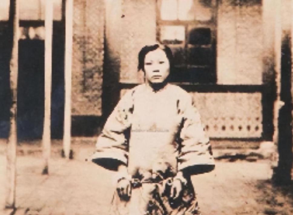 [微风]1925年，24岁的青楼女子张素贞正在接客。然而，当她开始宽衣解带时，冰