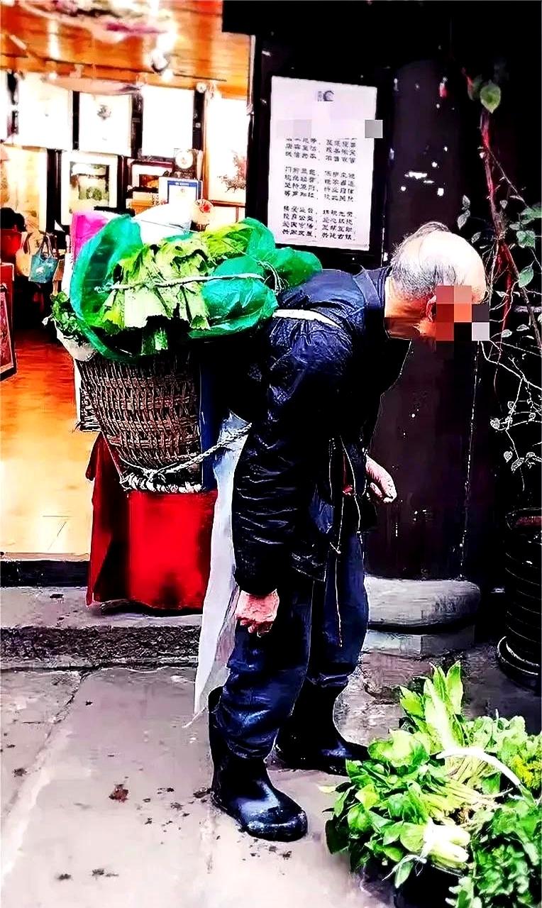 大雨天，一个68岁的卖菜老汉缩在餐馆门口躲雨，老板不仅送了他一碗热腾腾的牛肉和二
