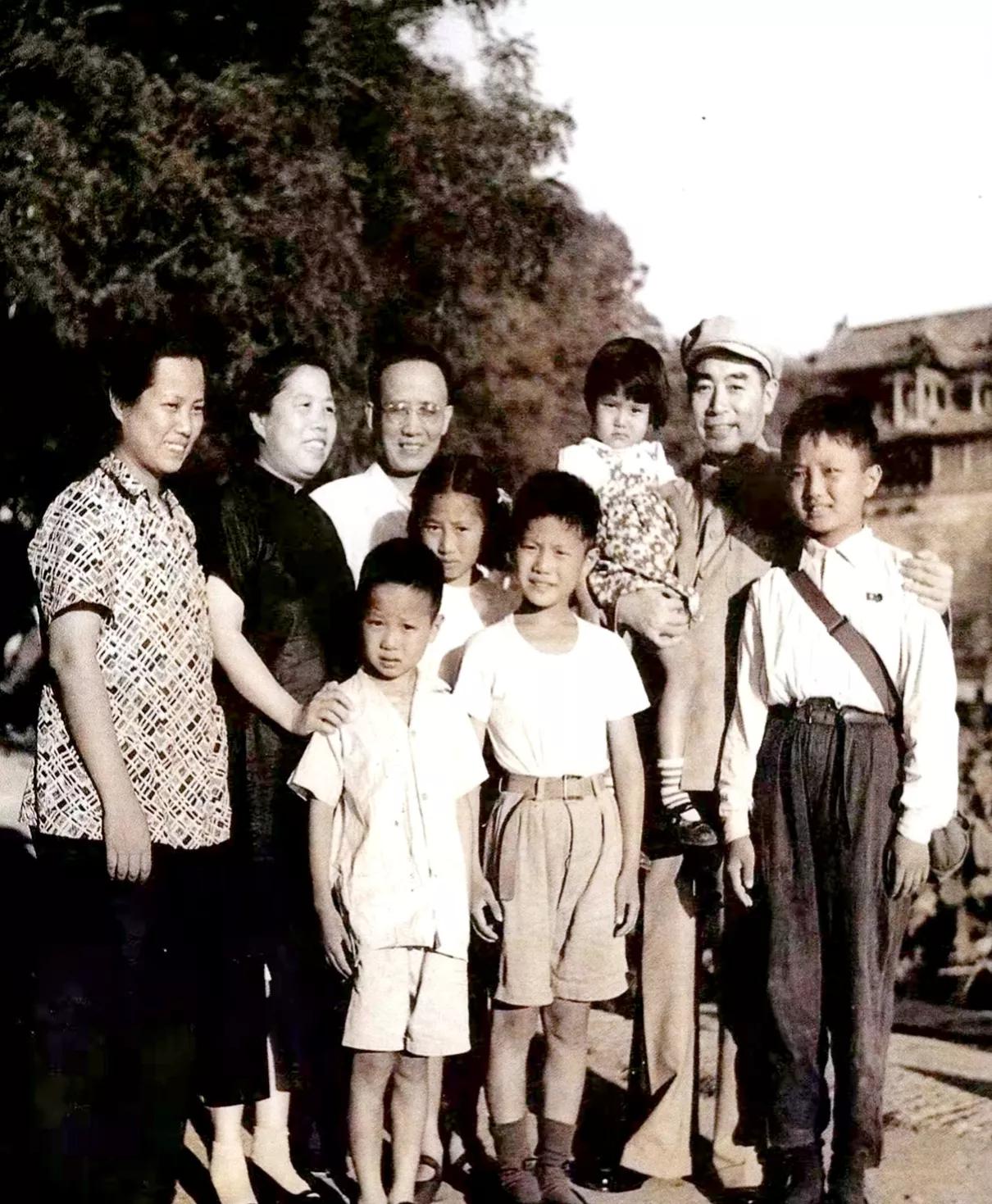 珍贵的一张照片。
这是1958年，周总理和夫人邓颖超，去看望郭沫若一家时和他的家