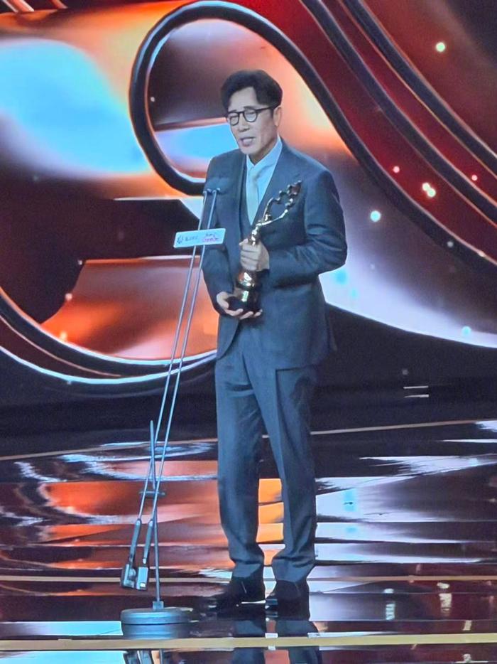 于和伟封帝哽咽：东北爷们演活“半个沈阳人”，一句“我爱世界”看哭全网


昨晚北