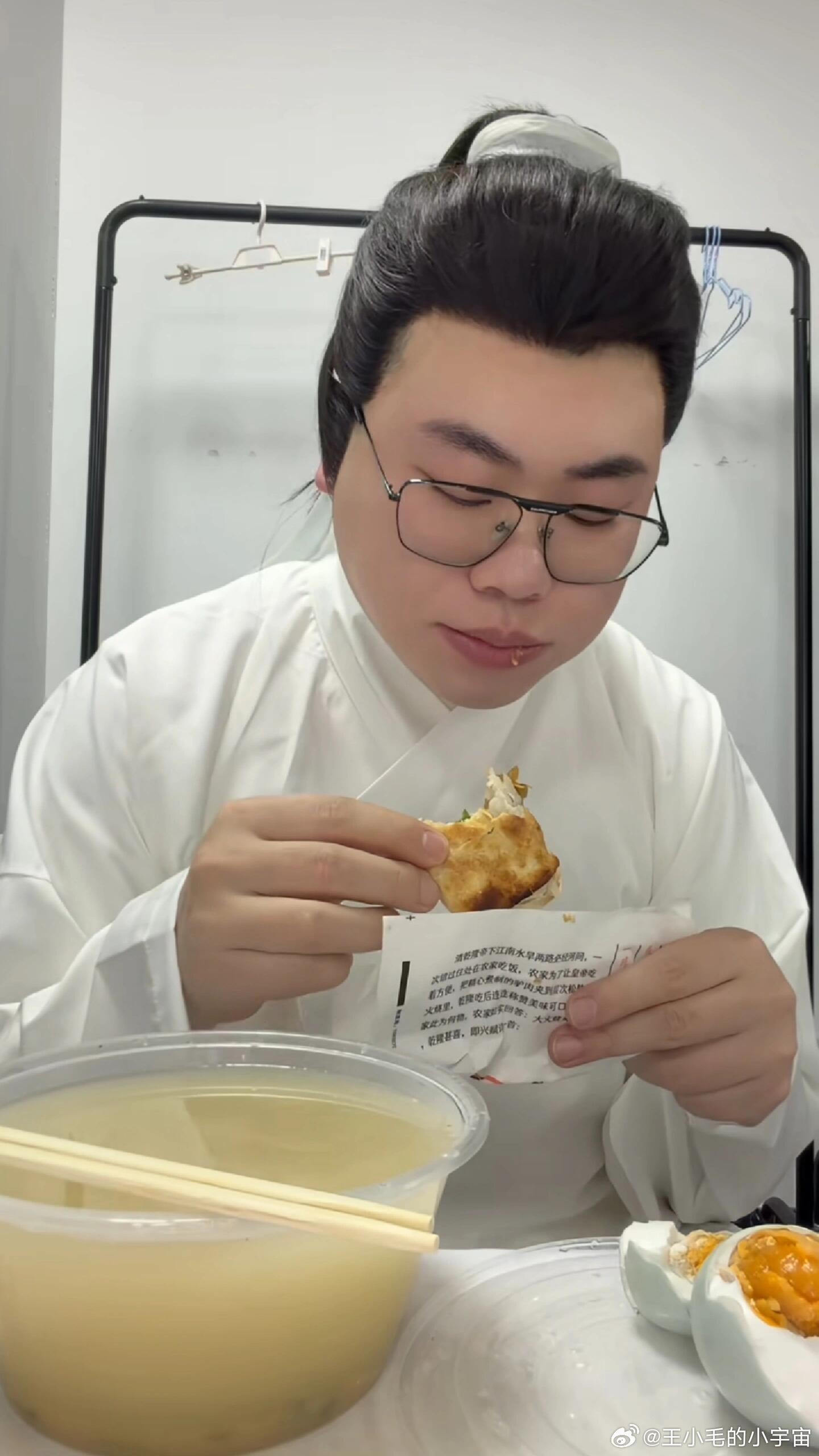网友曝饭综后台疯狂给吕严蒸饭饭综后台最忙的居然是蒸饭锅干饭人吕严上线！录节目炫饭