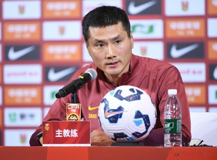 让中学生踢成年国家队比赛，邵佳一是真敢，新一届国足名单太意外了。清华附中赵松源入