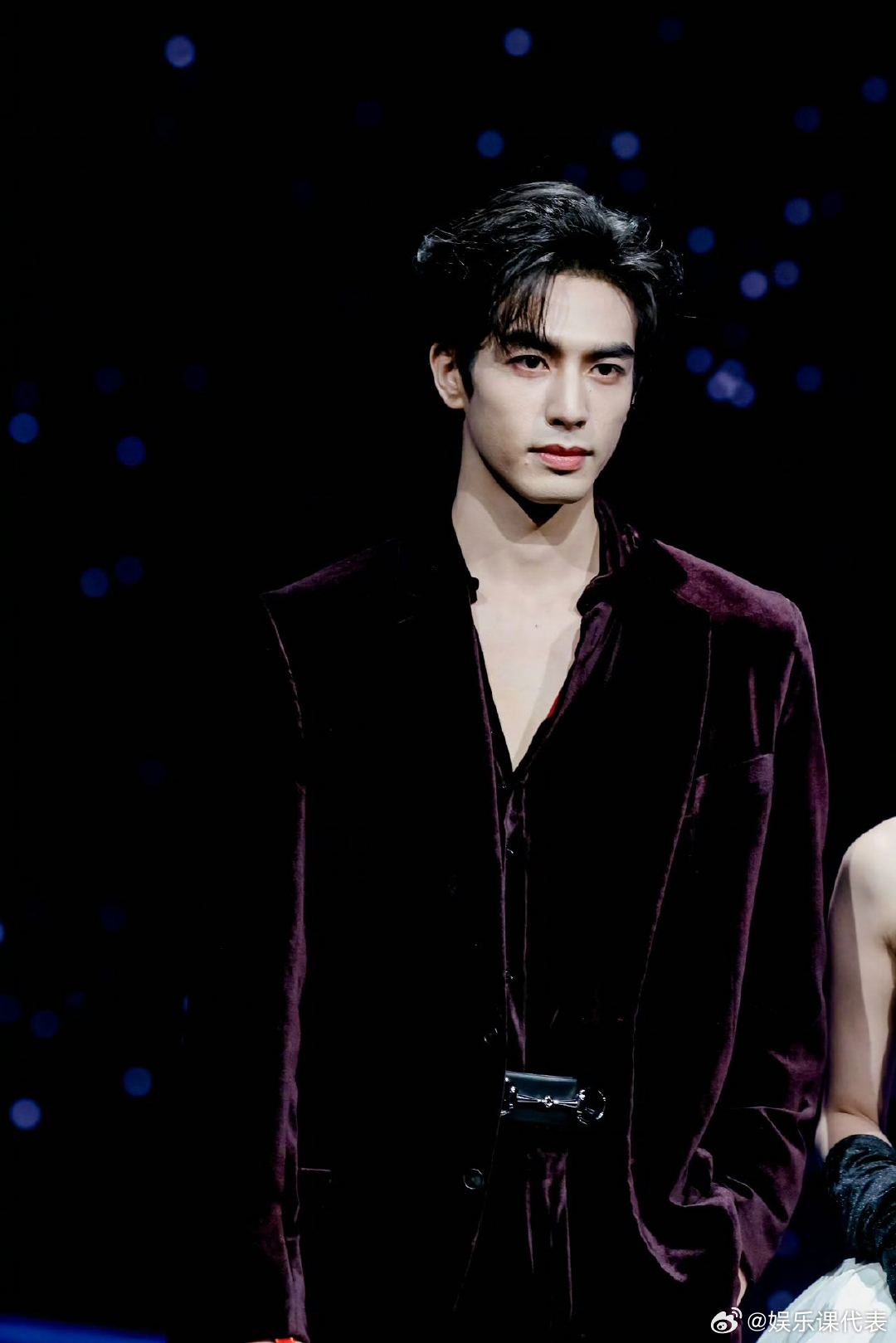 宋威龙 哇哦 来看喵小金勇闯微博之夜的故事～后台遇到，击掌瞬间get！威龙弟弟还