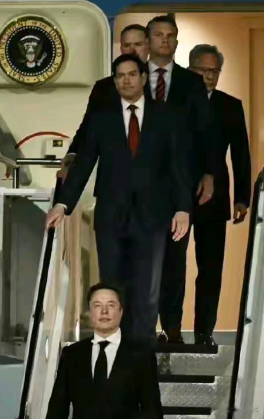 没有对比就没有伤害！
看美国总统访问中国下飞机的一瞬间，马斯克闪亮登场，走在鲁比