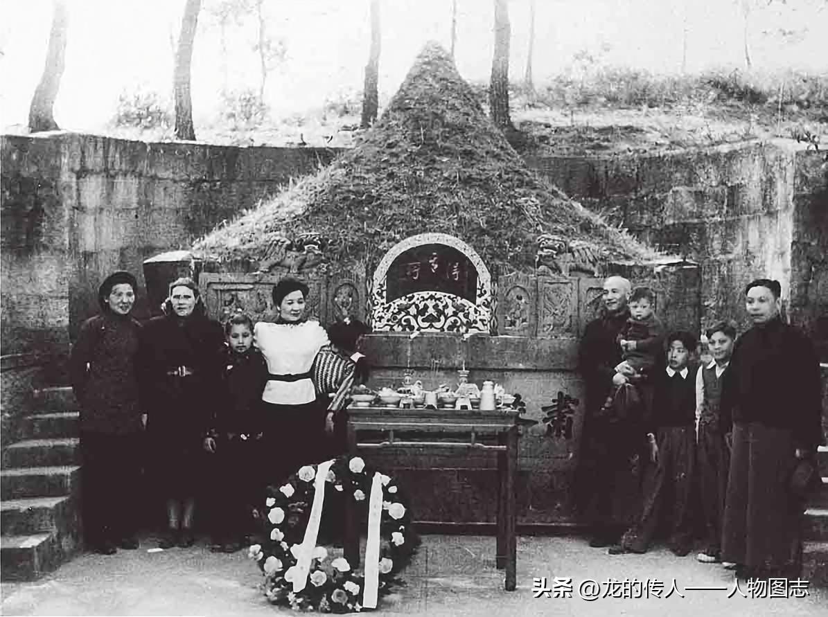 1949年4月，蒋介石率领全家祭奠在溪口的祖坟，旋即离开大陆，前往台湾