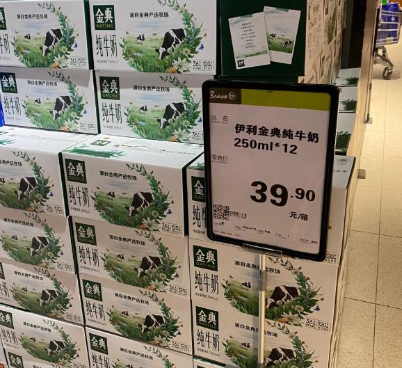 朋友上周去超市，本来只想买瓶水，结果看见酸奶“买一送一”，顺手拎了两大盒回来。回