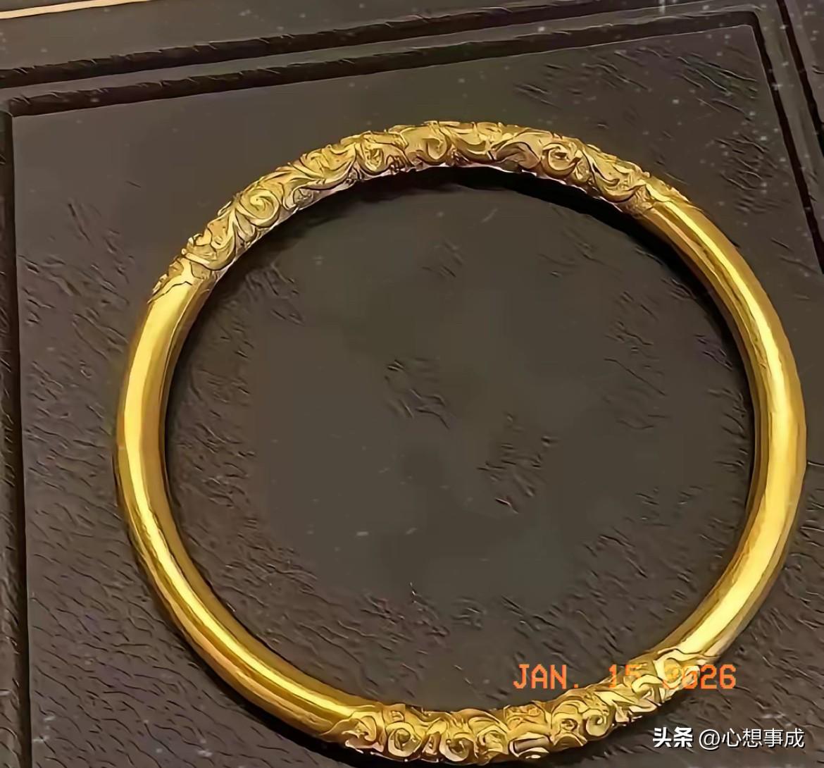 金店哭晕！
95后买金不冲周大福，
银行买金条打镯子，一克省100，50克直接省