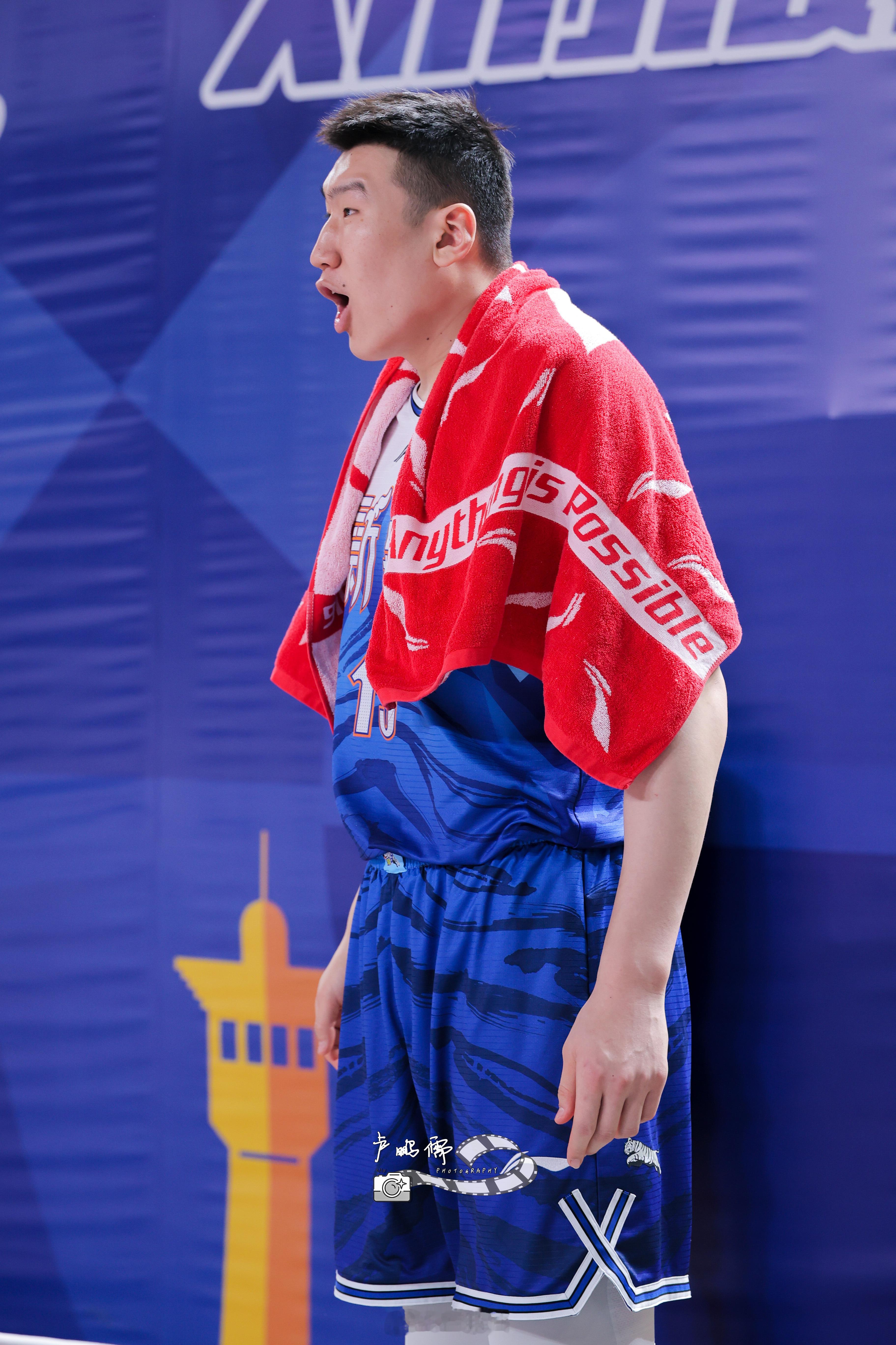 场下的巴特～李炎哲 新疆男篮 小卢篮球世界