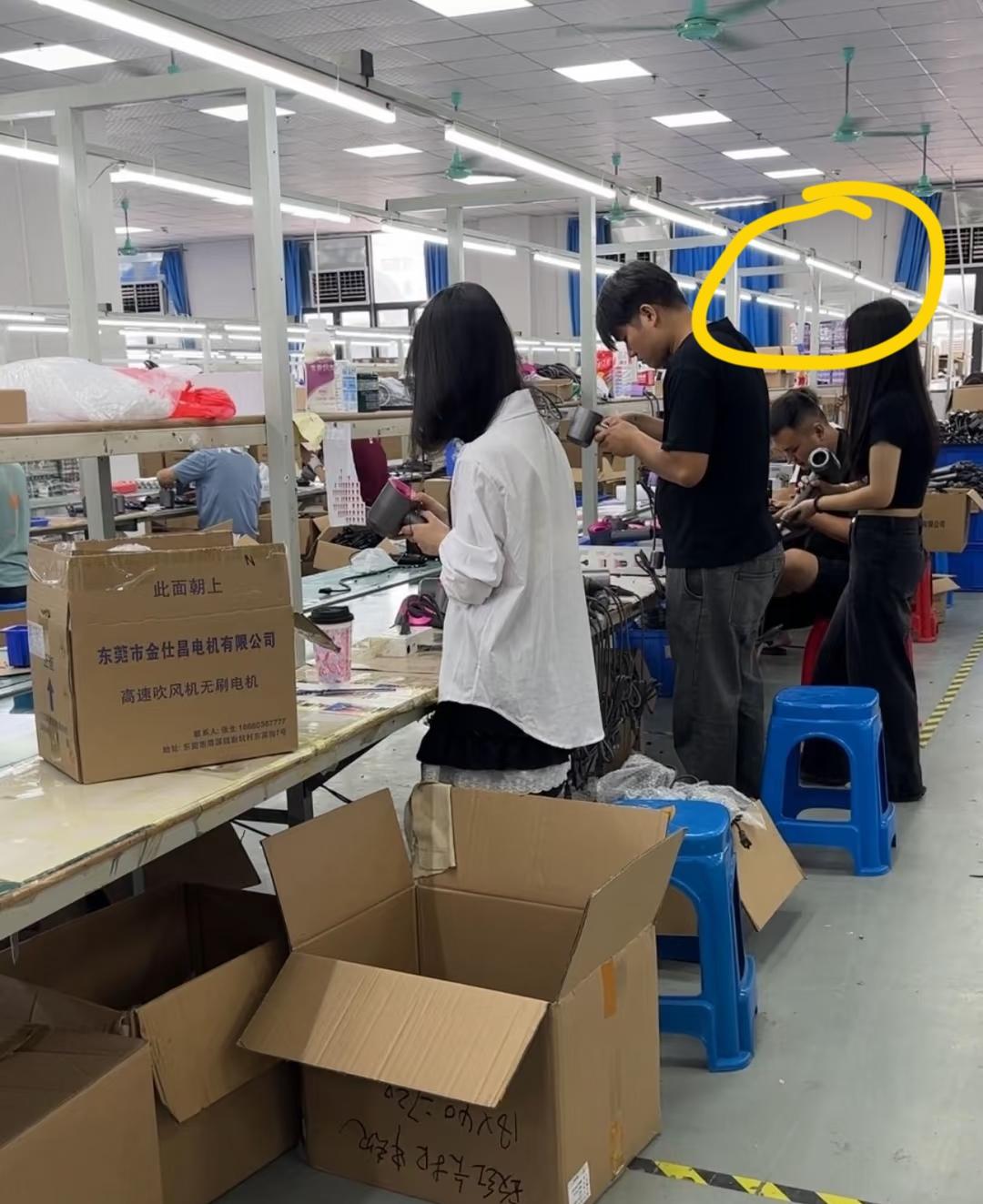 车间主管打电话给7000元一月的电工来车间修一盏灯，车间主管跟电工说：有一盏灯一