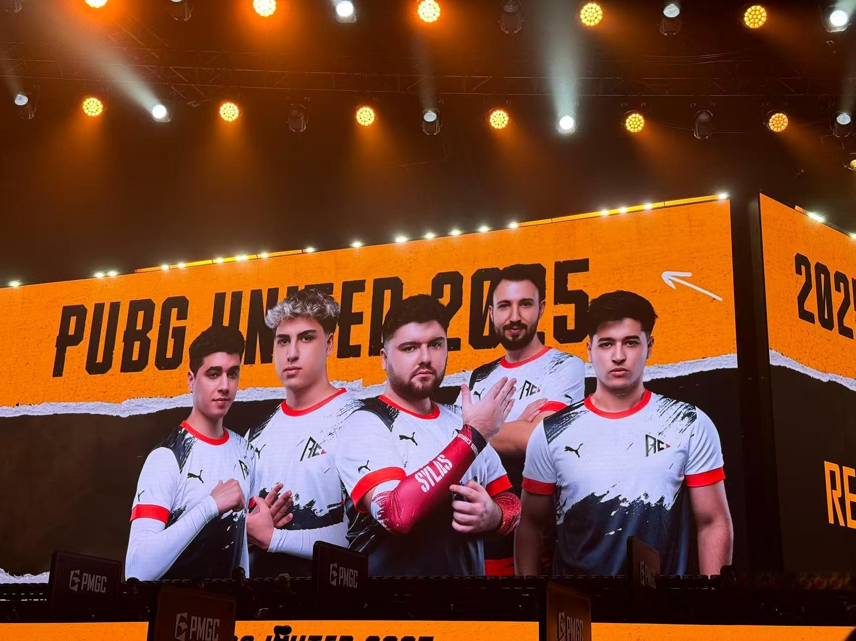 全球总决赛开幕式用极致视听盛宴，为出征战队加冕，战旗飘扬的时刻，电竞荣光闪耀全场