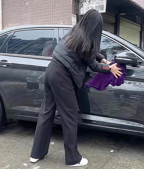 广东，一名女子在洗车的时候，无意间在备胎槽里发现了一个异物，她拿出来一看，发现竟