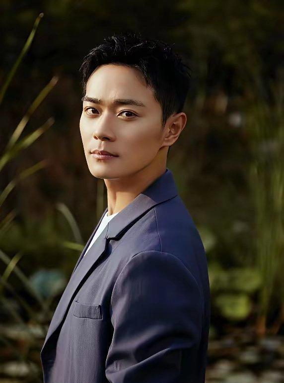 曹骏三集戏杀疯了，《山河枕》里演哥哥楚临阳。当戏里楚临阳战损回眸的镜头刷屏时，观