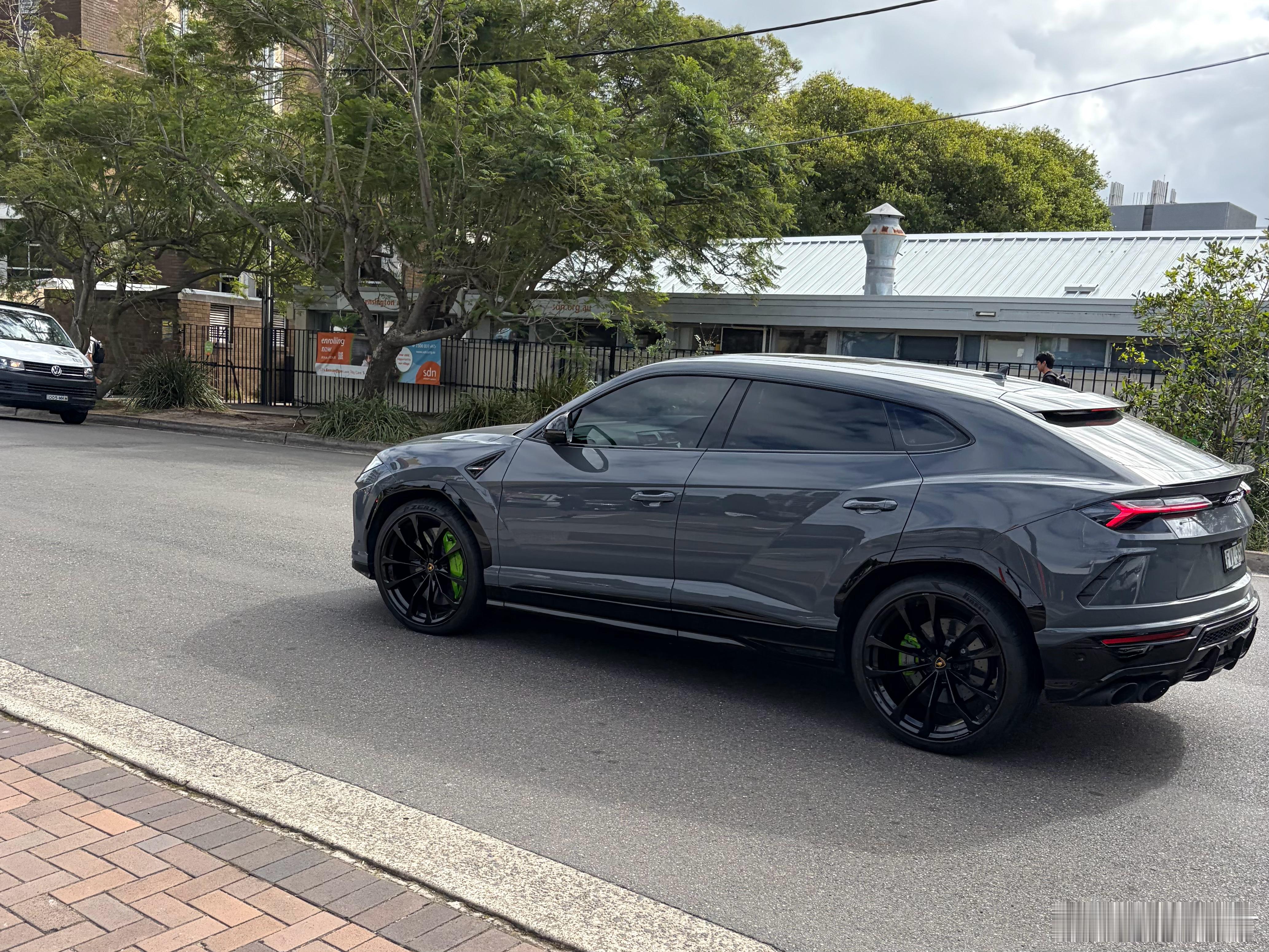 零元购了个安格斯，路上这 Urus 真帅