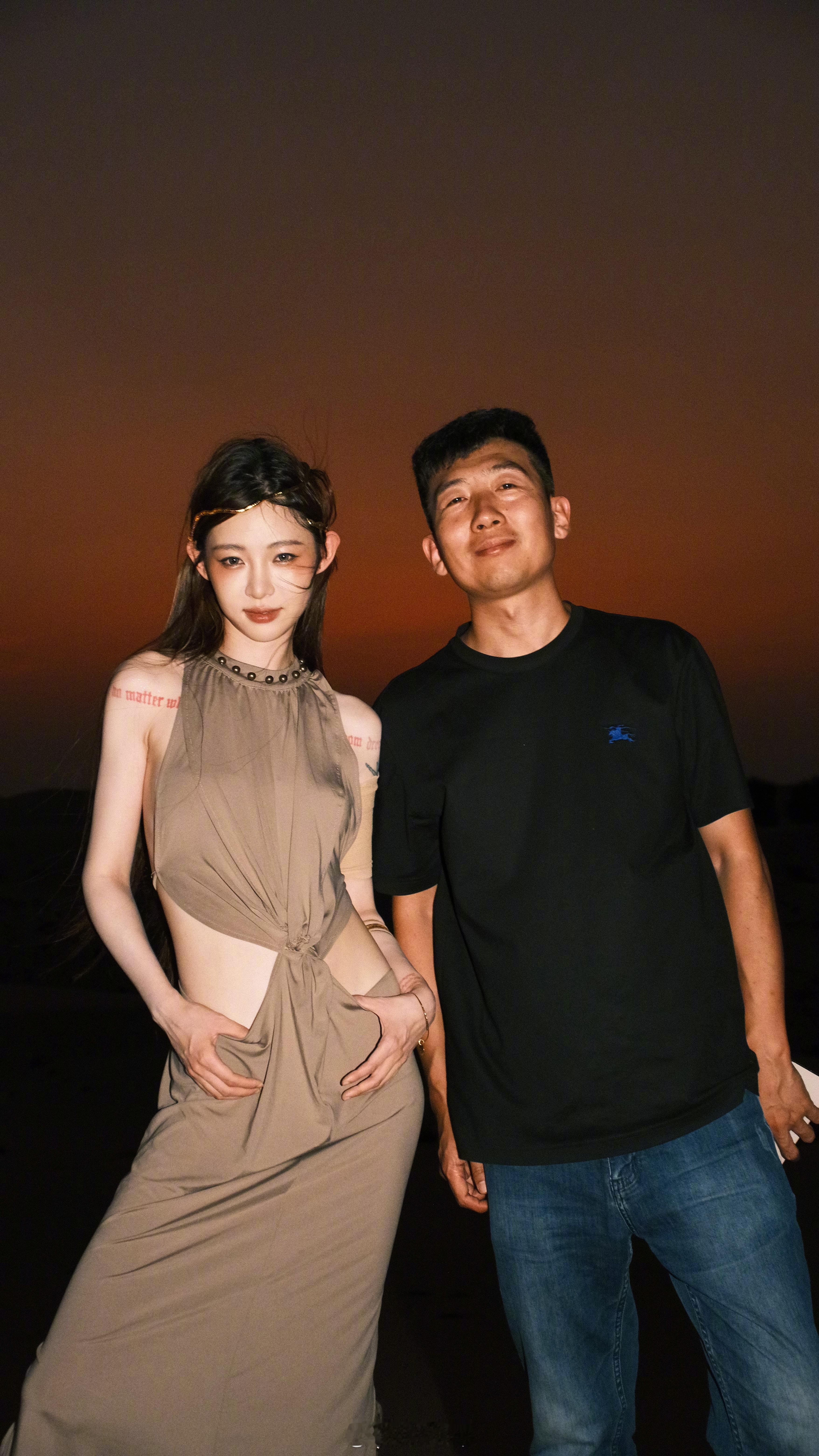 拍摄结束，休整一天终于可以回家了！最近我开着智界R7玩遍了阿布扎比，比车友刘亦菲