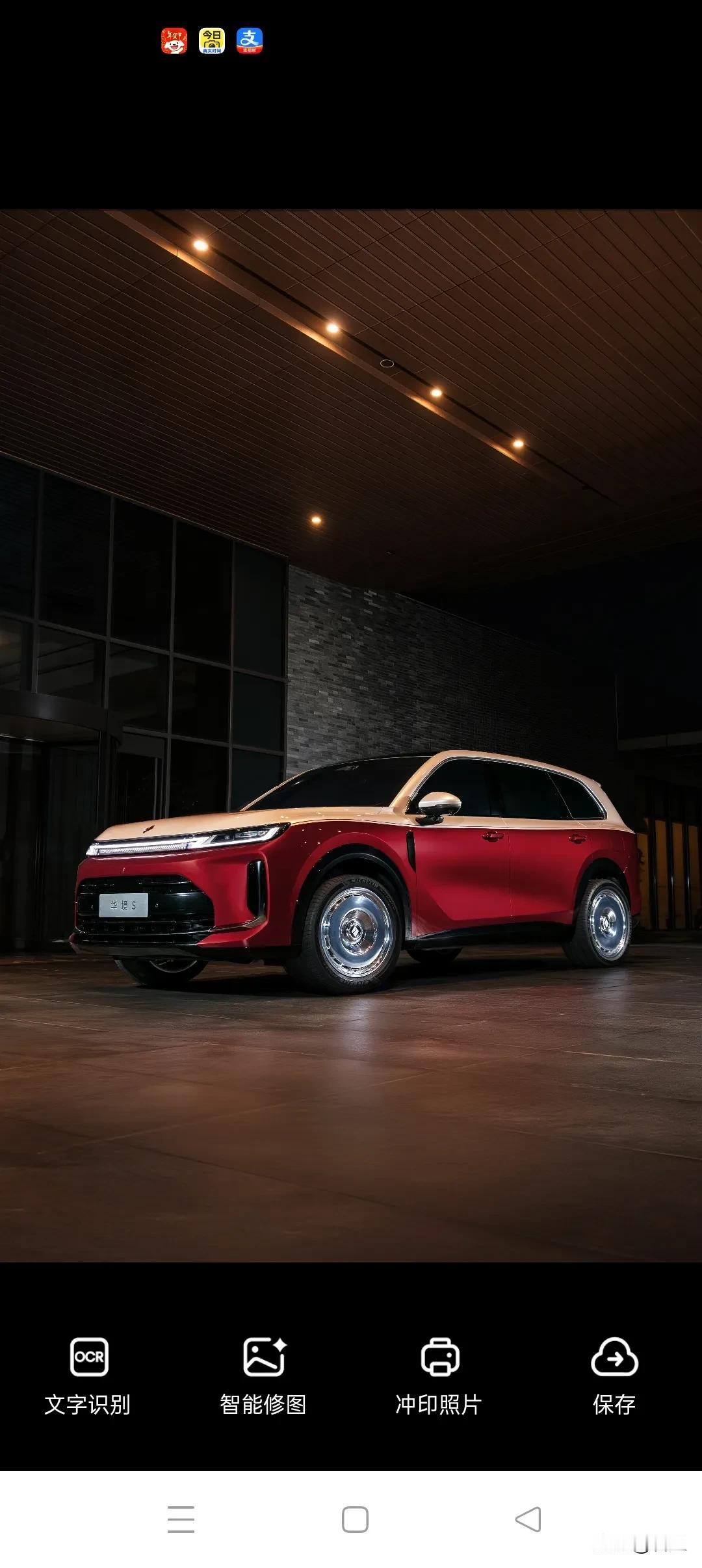 去年夏天，我陪老张去提车。他开着旧车带全家自驾，孩子在后面喊“热死了”，老婆嫌挤