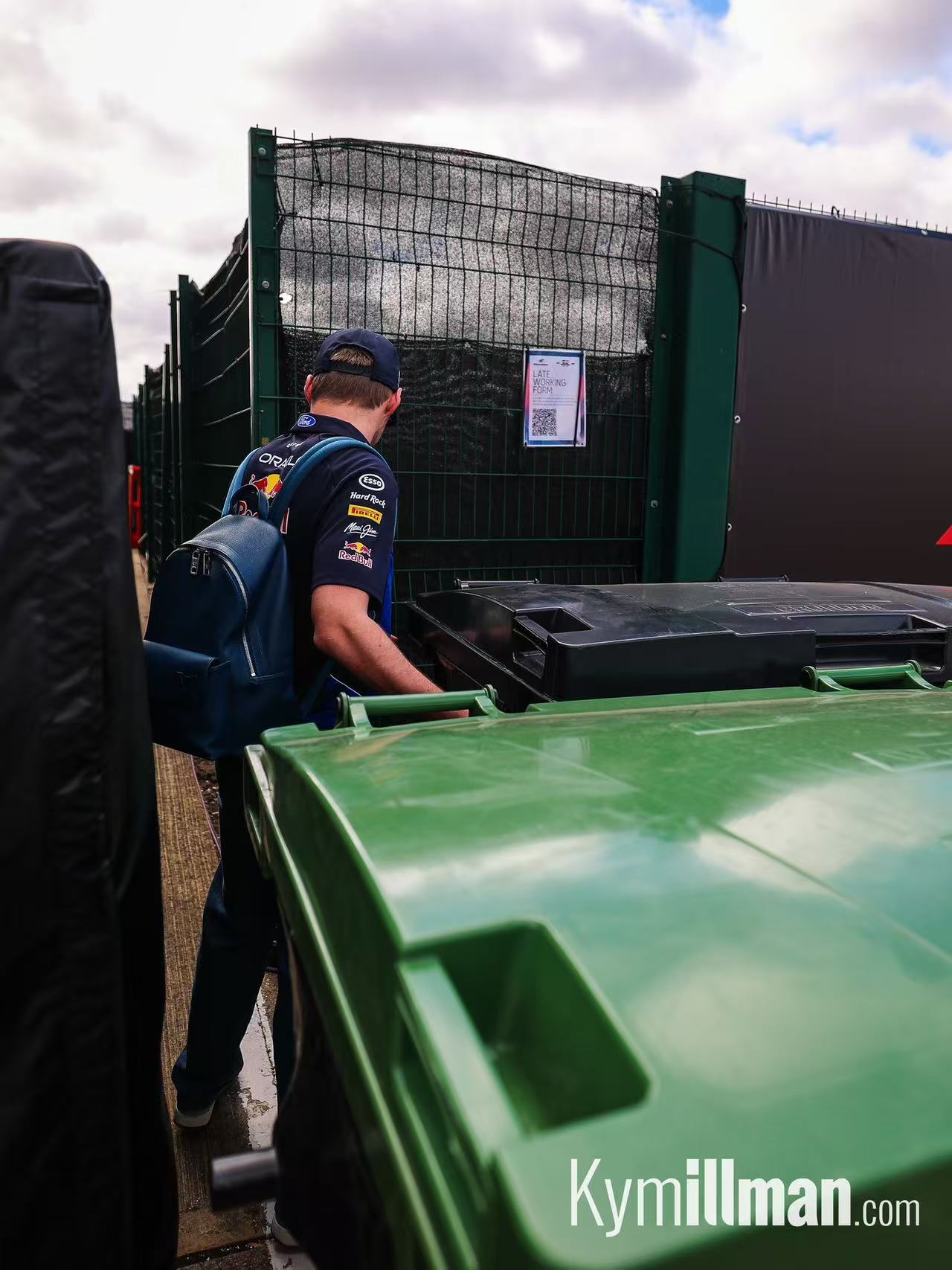 救今天上班被垃圾桶挡住去路的潘潘…默默移开又放回原位“BINS DUTY？马克斯